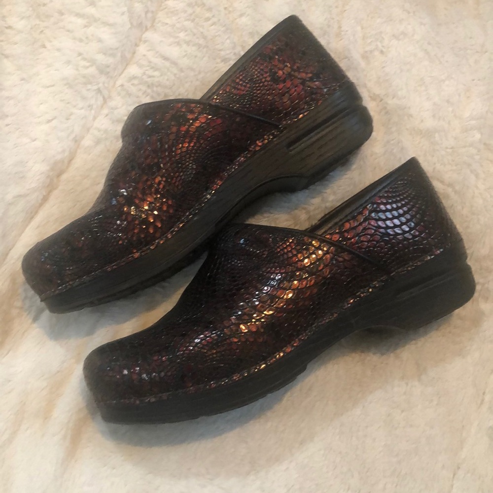Dansko maroon reptile